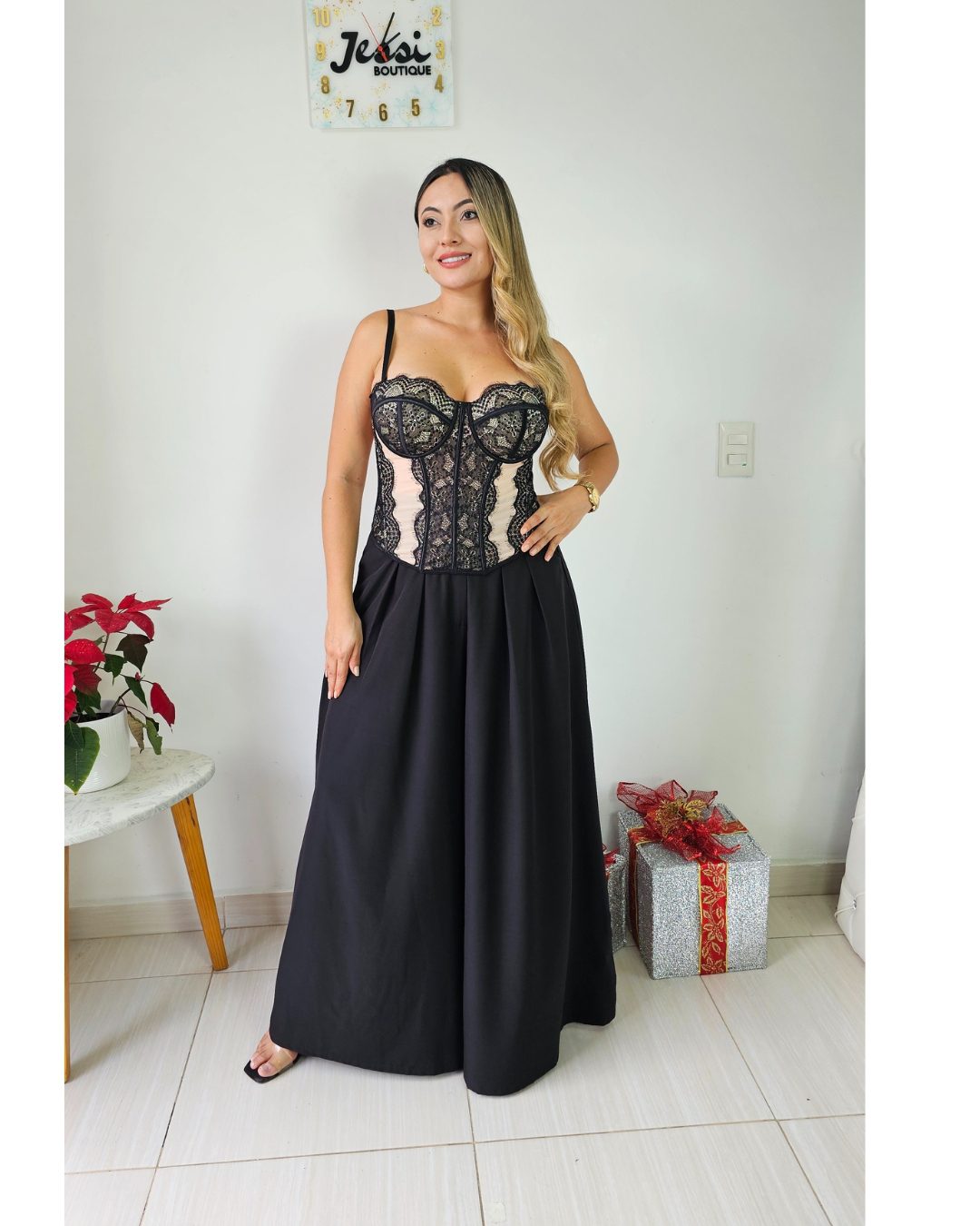 conjunto de fiesta corset bustier strapless bordado floral y pantalón palazzo tiro alto. corset ajustable con cordones. ideal para combinar con diferentes colores de pantalón. jessi boutique.