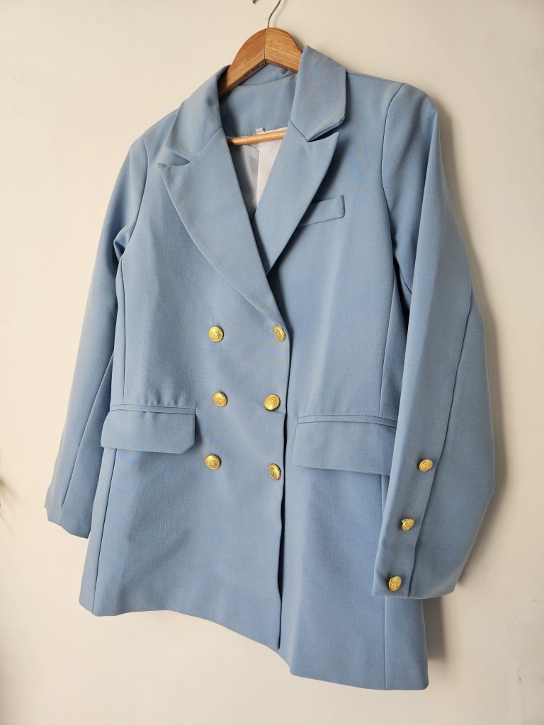 Blazer sastre para mujer en lino con forro interno y botones dorados. Chaqueta elegante disponible en colores rosa, azul celeste, beig