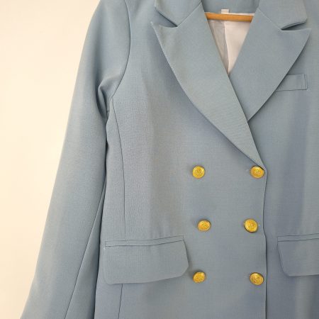 Blazer sastre para mujer en lino con forro interno y botones dorados. Chaqueta elegante disponible en colores rosa, azul celeste, beig