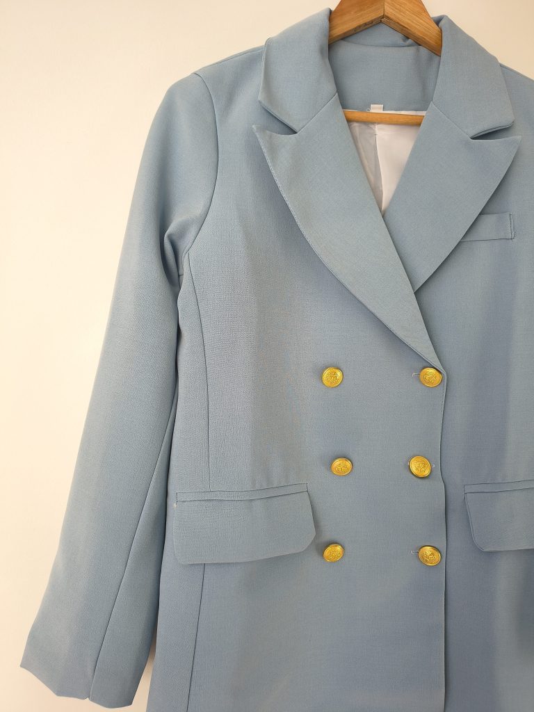 Blazer sastre para mujer en lino con forro interno y botones dorados. Chaqueta elegante disponible en colores rosa, azul celeste, beig