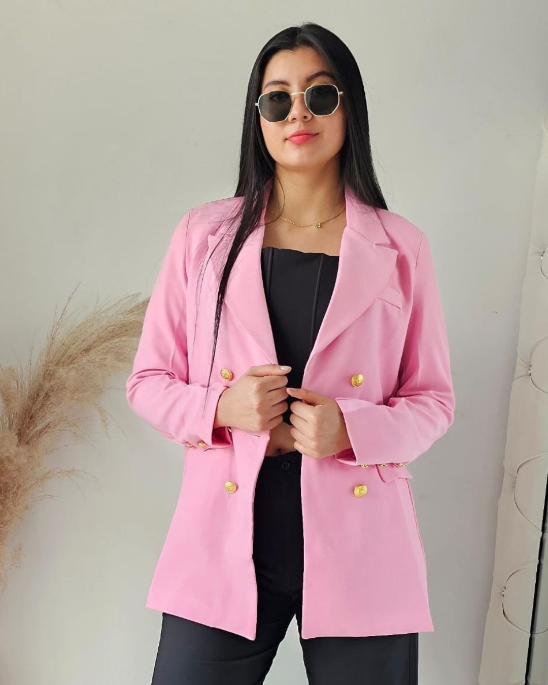 Blazer sastre para mujer en lino con forro interno y botones dorados. Chaqueta elegante disponible en colores rosa, azul celeste, beig