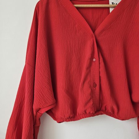 Blusa para mujer en material Capri con resorte en cintura y puños. Blusa de manga larga fresca y elegante disponible en colores pasteles y neutros. Moda femenina Jessi Boutique