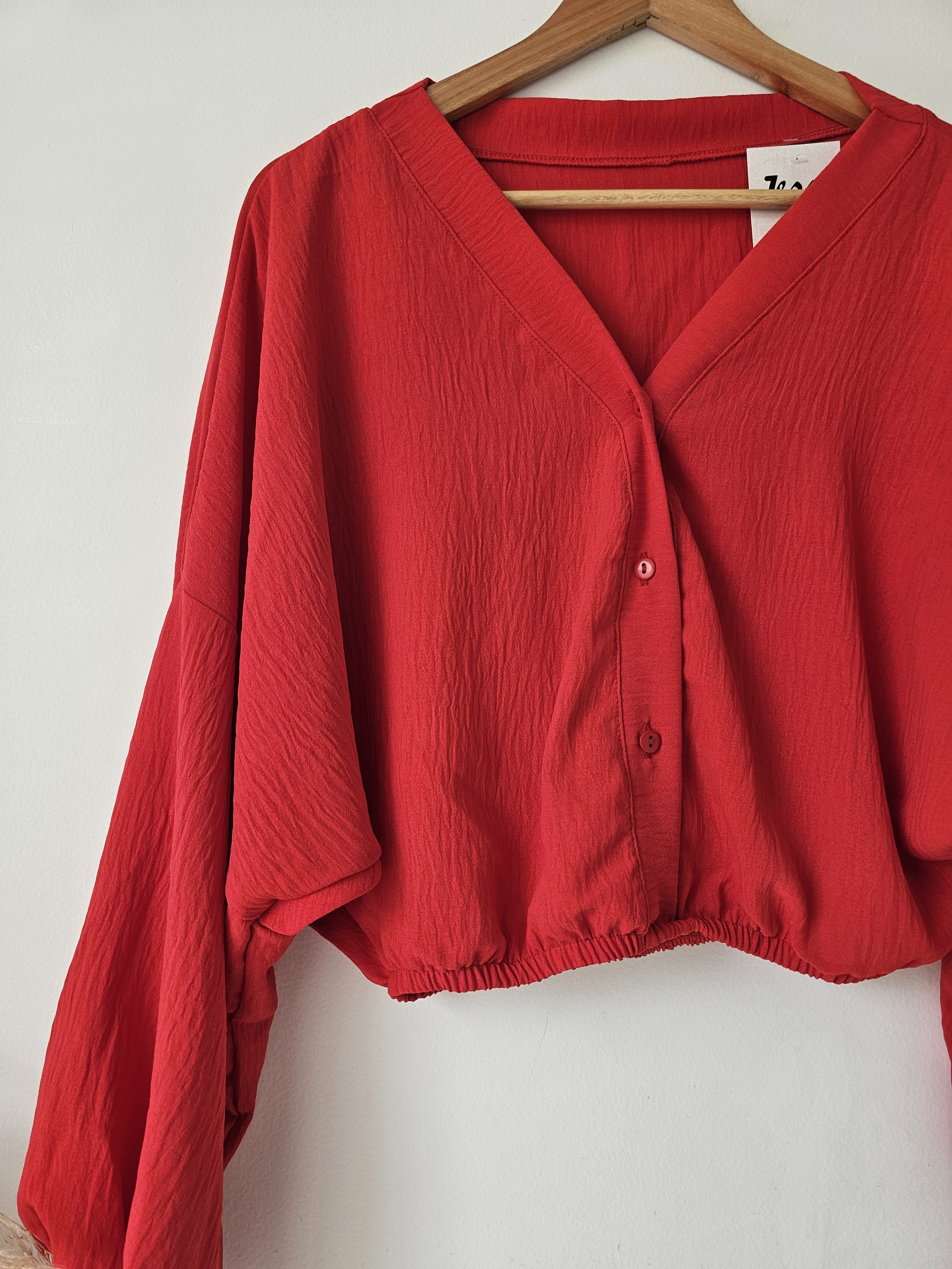 Blusa para mujer en material Capri con resorte en cintura y puños. Blusa de manga larga fresca y elegante disponible en colores pasteles y neutros. Moda femenina Jessi Boutique