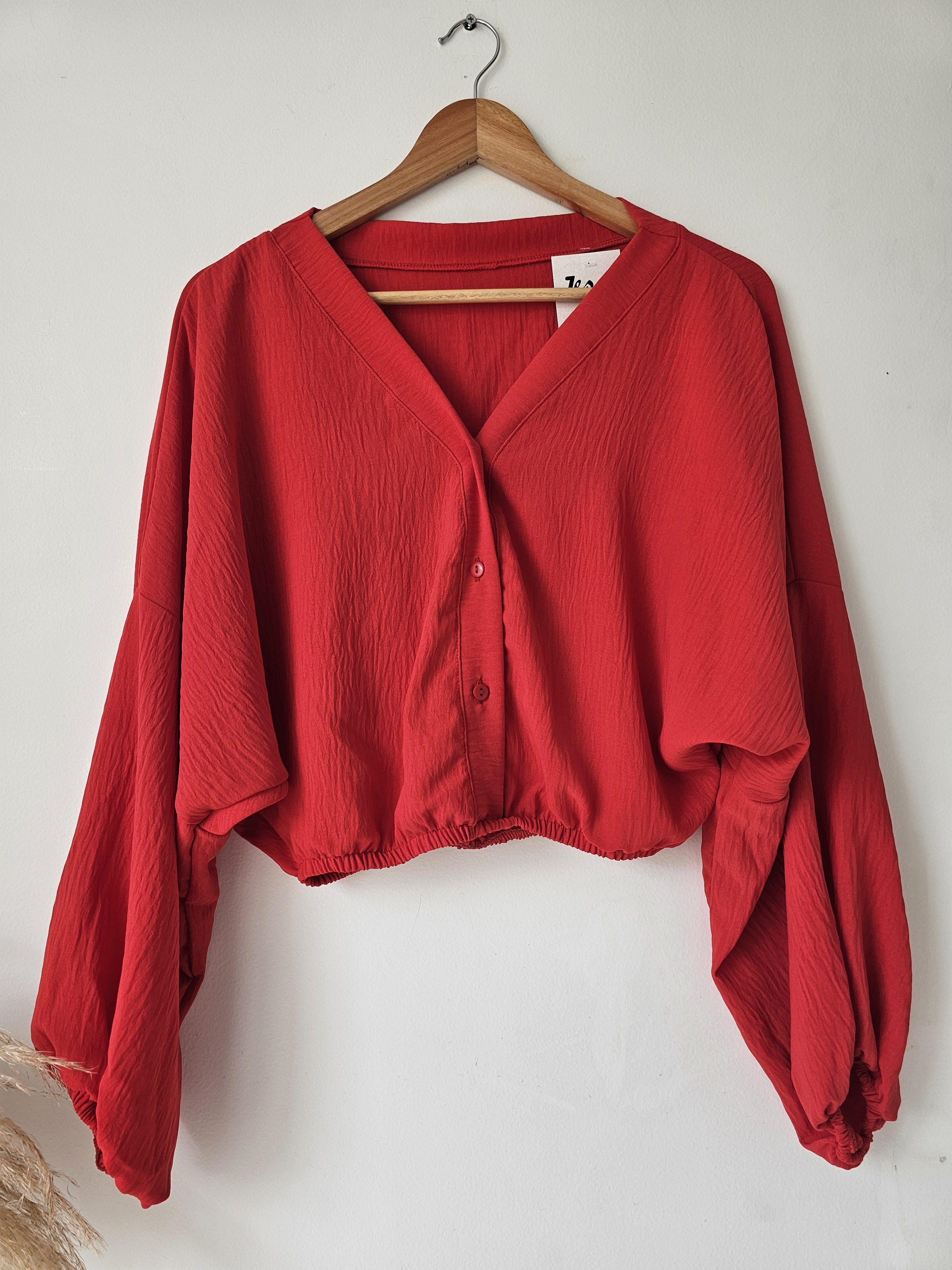 Blusa para mujer en material Capri con resorte en cintura y puños. Blusa de manga larga fresca y elegante disponible en colores pasteles y neutros. Moda femenina Jessi Boutique