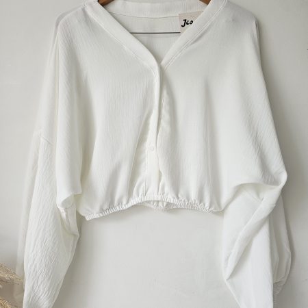 Blusa para mujer en material Capri con resorte en cintura y puños. Blusa de manga larga fresca y elegante disponible en colores pasteles y neutros. Moda femenina Jessi Boutique