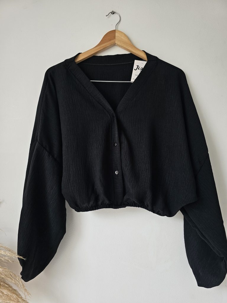 Blusa para mujer en material Capri con resorte en cintura y puños. Blusa de manga larga fresca y elegante disponible en colores pasteles y neutros. Moda femenina Jessi Boutique