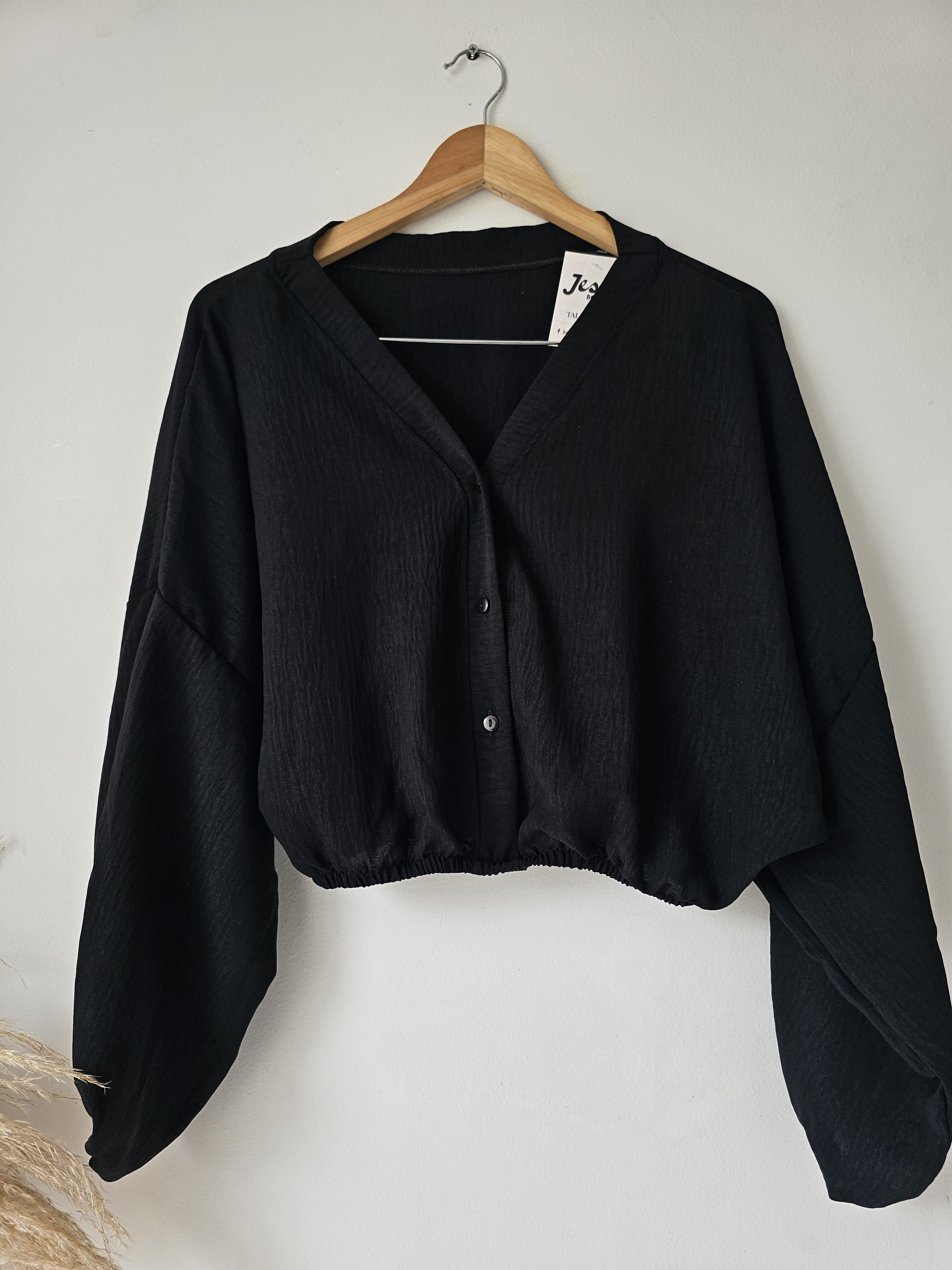 Blusa para mujer en material Capri con resorte en cintura y puños. Blusa de manga larga fresca y elegante disponible en colores pasteles y neutros. Moda femenina Jessi Boutique