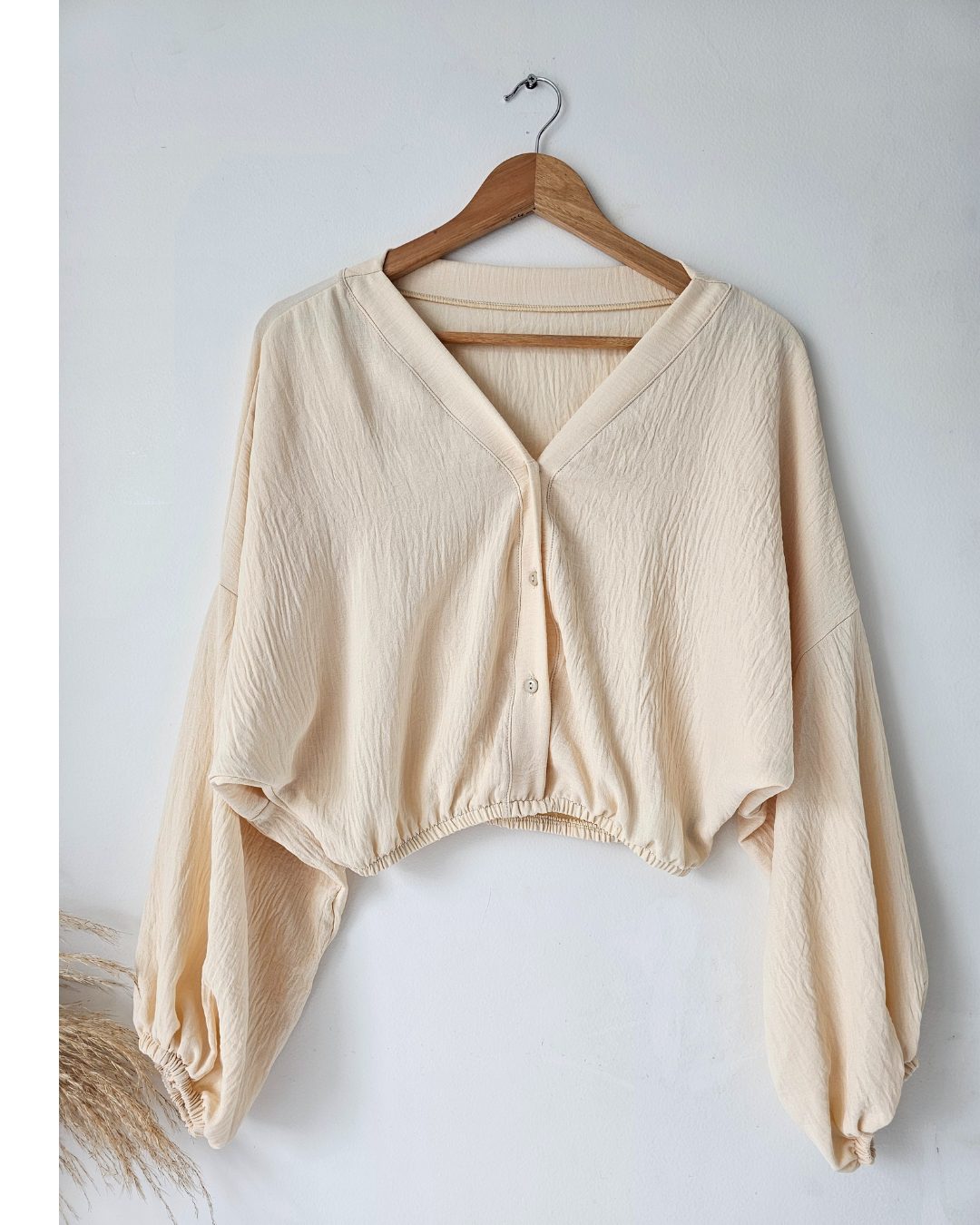 blusa para mujer en material capri con resorte en cintura y puños. blusa de manga larga fresca y elegante disponible en colores pasteles y neutros. moda femenina jessi boutique