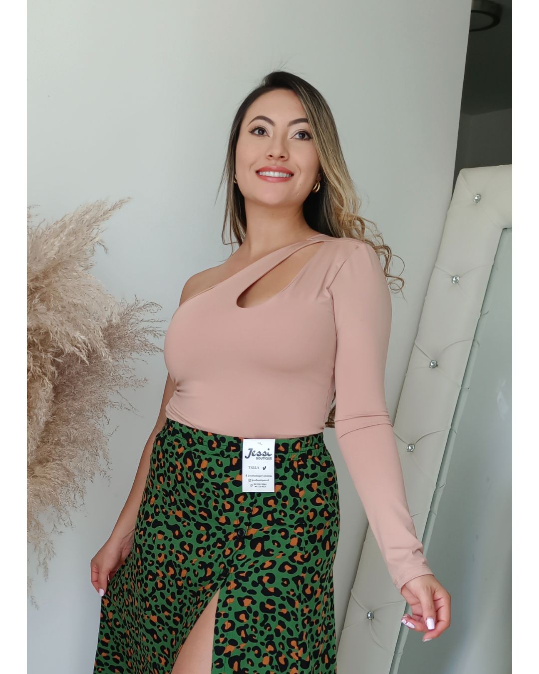 Body asimétrico para mujer con una manga larga y detalle cut-out en el pecho. Body en licra Amorella color palo de rosa, blanco y negro. Prenda entallada talla única. Moda femenina Jessi Boutique.