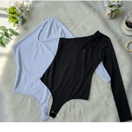 Body asimétrico para mujer con una manga larga y detalle cut-out en el pecho. Body en licra Amorella color palo de rosa, blanco y negro. Prenda entallada talla única. Moda femenina Jessi Boutique.