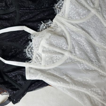 Body tipo corset para mujer en encaje floral con varilla y copas. Body de lencería elegante con tirantes ajustables disponible en blanco, negro y terracota. Prenda sofisticada en tallas S, M, L y XL en Ibagué. Jessi Boutique.