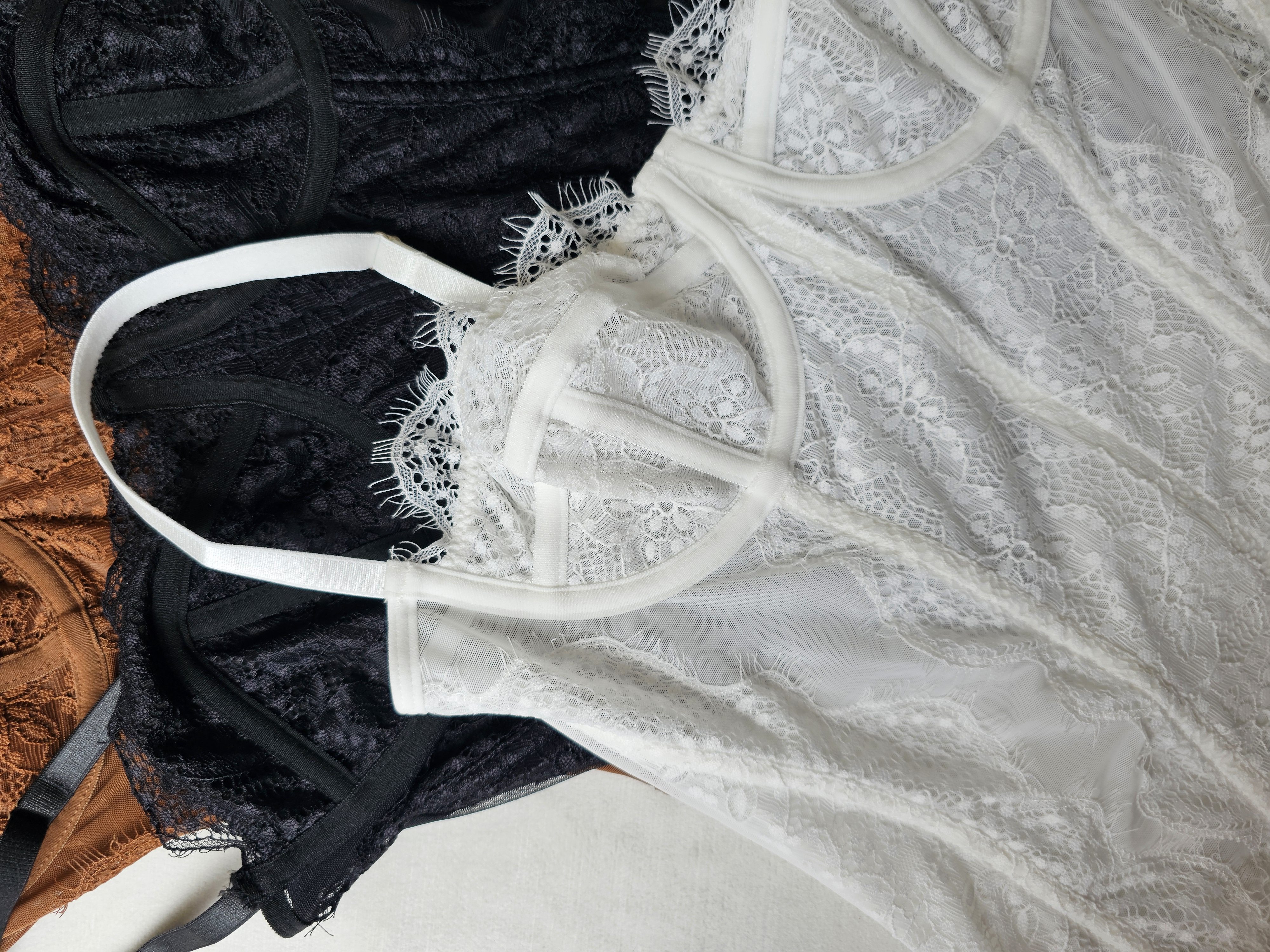 Body tipo corset para mujer en encaje floral con varilla y copas. Body de lencería elegante con tirantes ajustables disponible en blanco, negro y terracota. Prenda sofisticada en tallas S, M, L y XL en Ibagué. Jessi Boutique.