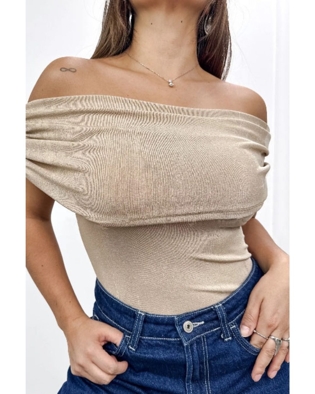 Body para mujer estilo off-shoulder con cuello drapeado. Disponible en colores beige, rojo, verde esmeralda, negro y blanco. Body de silueta ajustada en talla única. Moda femenina elegante Jessi Boutique.