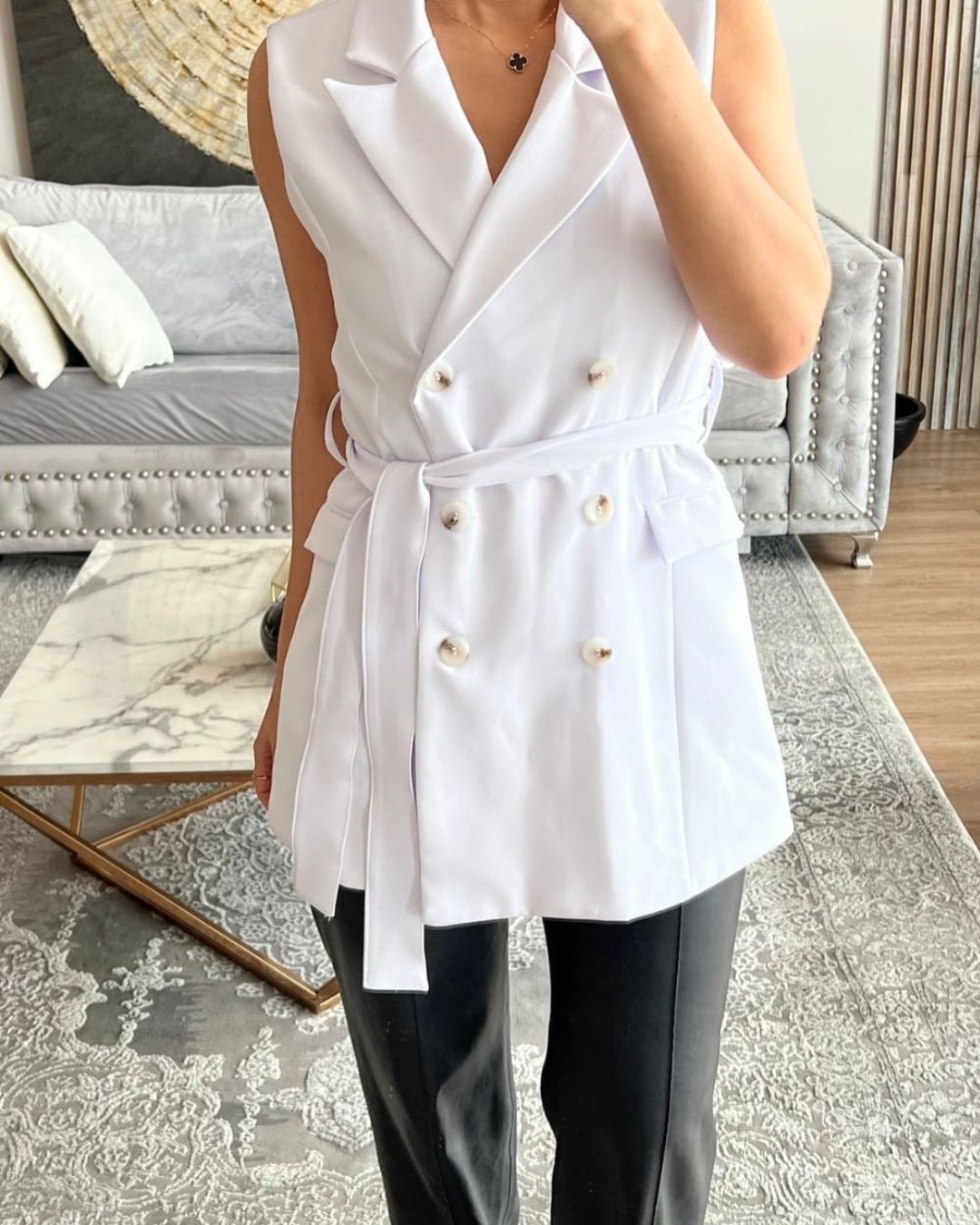 Chaleco sastre para mujer en lino forrado, sin mangas con cuello de solapa y botones dorados. Incluye cinturón de tela anudable. Disponible en color blanco y beige. Talla Única (SM). Estilo elegante de oficina. Jessi Boutique.