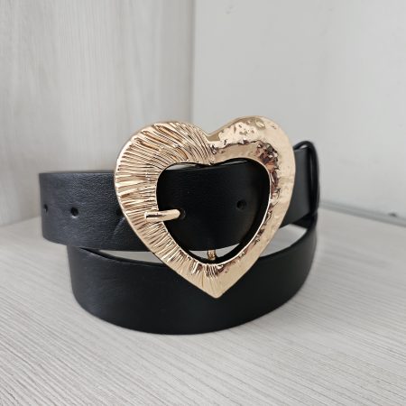 Cinturón negro para mujer con hebilla dorada grande en forma de corazón. Correa de cuero sintético con herraje metálico texturizado. Accesorio de moda para marcar la cintura. Jessi Boutique Colombia.