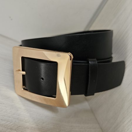Cinturón negro de cuero sintético para mujer con hebilla cuadrada metálica dorada. Accesorio sastre clásico con pasador a juego. Cinturón elegante para pantalones de vestir y jeans. Jessi Boutique.