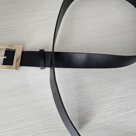 Cinturón negro de cuero sintético para mujer con hebilla cuadrada metálica dorada. Accesorio sastre clásico con pasador a juego. Cinturón elegante para pantalones de vestir y jeans. Jessi Boutique.