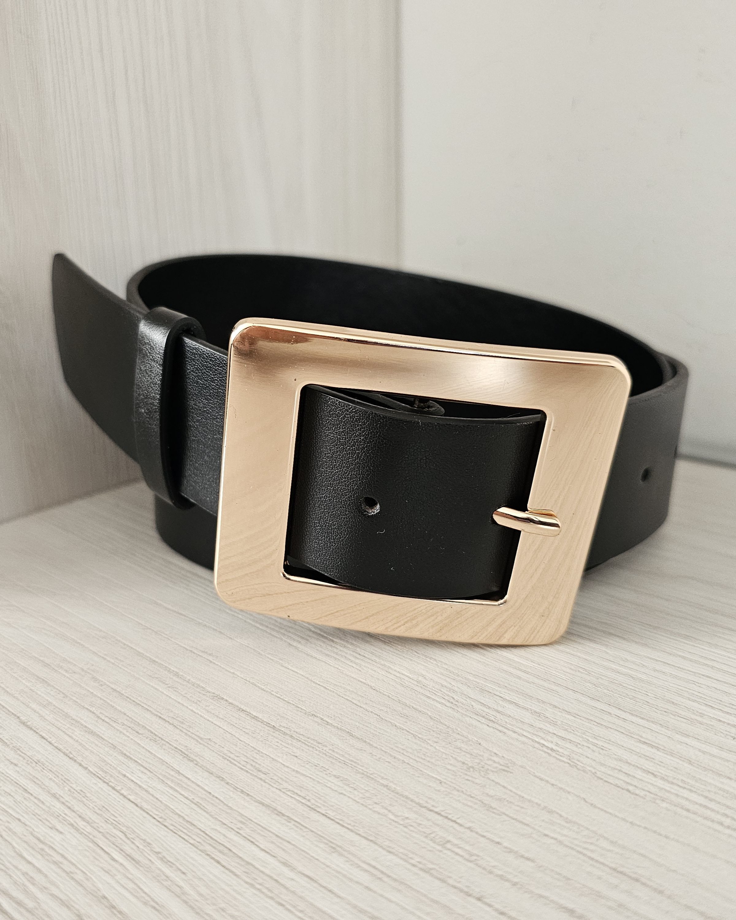 Cinturón negro de cuero sintético para mujer con hebilla cuadrada metálica dorada. Accesorio sastre clásico con pasador a juego. Cinturón elegante para pantalones de vestir y jeans. Jessi Boutique.