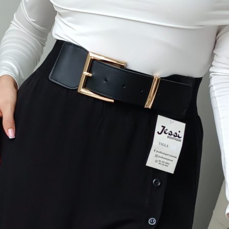 Cinturón ancho elástico para mujer en color negro con hebilla metálica cuadrada dorada. Accesorio ajustable para entallar la cintura en vestidos, blusas o ruanas. Talla única. Jessi Boutique.