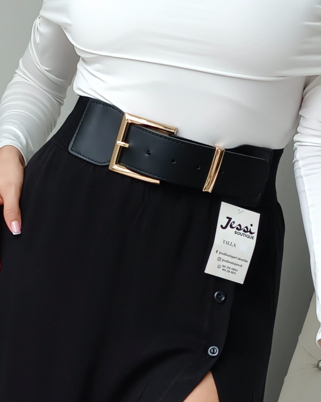 Cinturón ancho elástico para mujer en color negro con hebilla metálica cuadrada dorada. Accesorio ajustable para entallar la cintura en vestidos, blusas o ruanas. Talla única. Jessi Boutique.