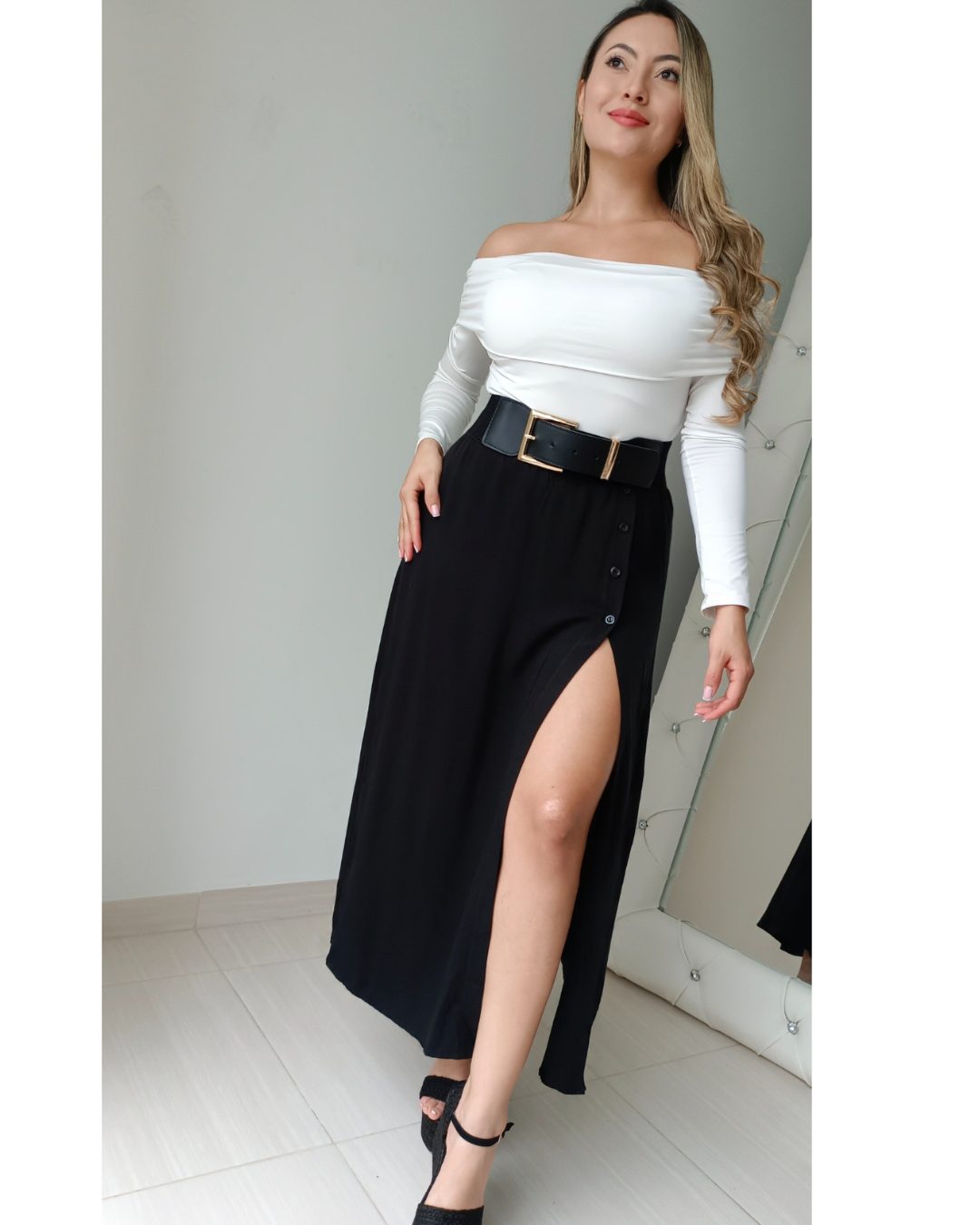 Cinturón ancho elástico para mujer en color negro con hebilla metálica cuadrada dorada. Accesorio ajustable para entallar la cintura en vestidos, blusas o ruanas. Talla única. Jessi Boutique.