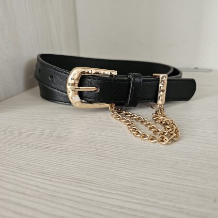 Cinturón sastre negro para mujer con doble cadena dorada y hebilla metálica texturizada. Cinturón delgado de cuero sintético con herrajes dorados. Accesorio elegante para pantalones de tiro alto. Jessi Boutique.