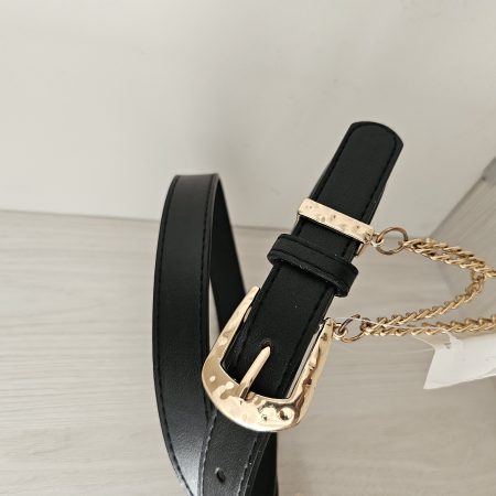 Cinturón sastre negro para mujer con doble cadena dorada y hebilla metálica texturizada. Cinturón delgado de cuero sintético con herrajes dorados. Accesorio elegante para pantalones de tiro alto. Jessi Boutique.