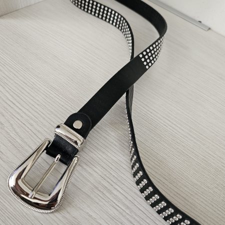 Cinturón negro para mujer con taches plateados y hebilla metálica labrada. Cinturón de cuero sintético estilo rockero para pantalones y faldas. Accesorio con tres filas de tachuelas plateadas. Jessi Boutique.