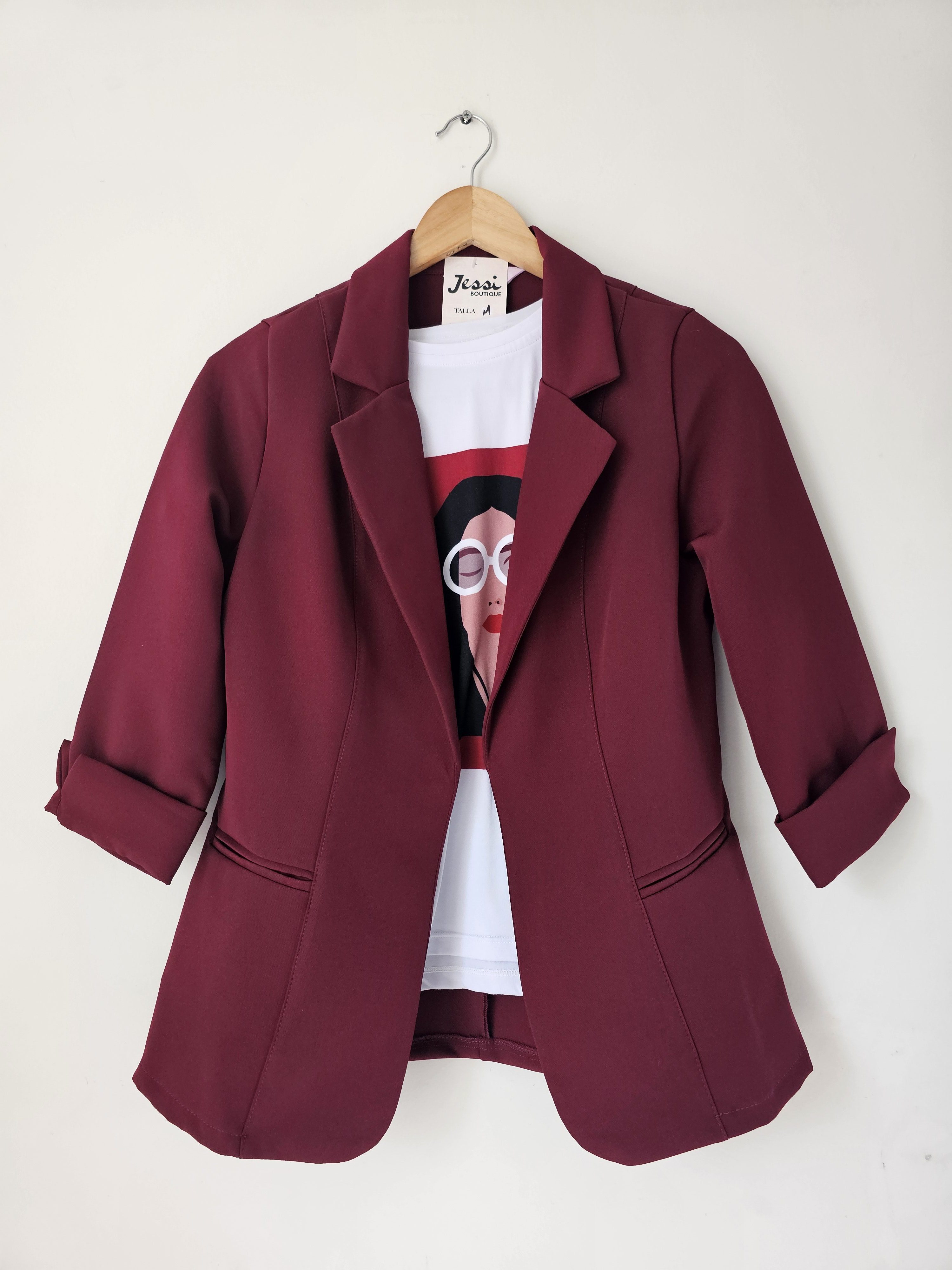 Crea tu outfit ideal con nuestro Combo de 3 Piezas. ✨ Incluye Blazer Sastre, Camiseta con Estampado Premium y Pantalón de Ajuste Perfecto. ¡Tú eliges los colores y el diseño de la camiseta para un estilo único!