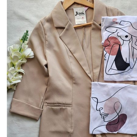 Crea tu outfit ideal con nuestro Combo de 3 Piezas. ✨ Incluye Blazer Sastre, Camiseta con Estampado Premium y Pantalón de Ajuste Perfecto. ¡Tú eliges los colores y el diseño de la camiseta para un estilo único!