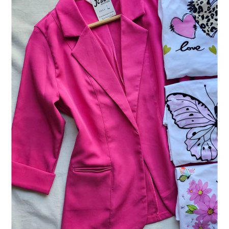 Crea tu outfit ideal con nuestro Combo de 3 Piezas. ✨ Incluye Blazer Sastre, Camiseta con Estampado Premium y Pantalón de Ajuste Perfecto. ¡Tú eliges los colores y el diseño de la camiseta para un estilo único!