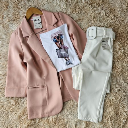 Crea tu outfit ideal con nuestro Combo de 3 Piezas. ✨ Incluye Blazer Sastre, Camiseta con Estampado Premium y Pantalón de Ajuste Perfecto. ¡Tú eliges los colores y el diseño de la camiseta para un estilo único!
