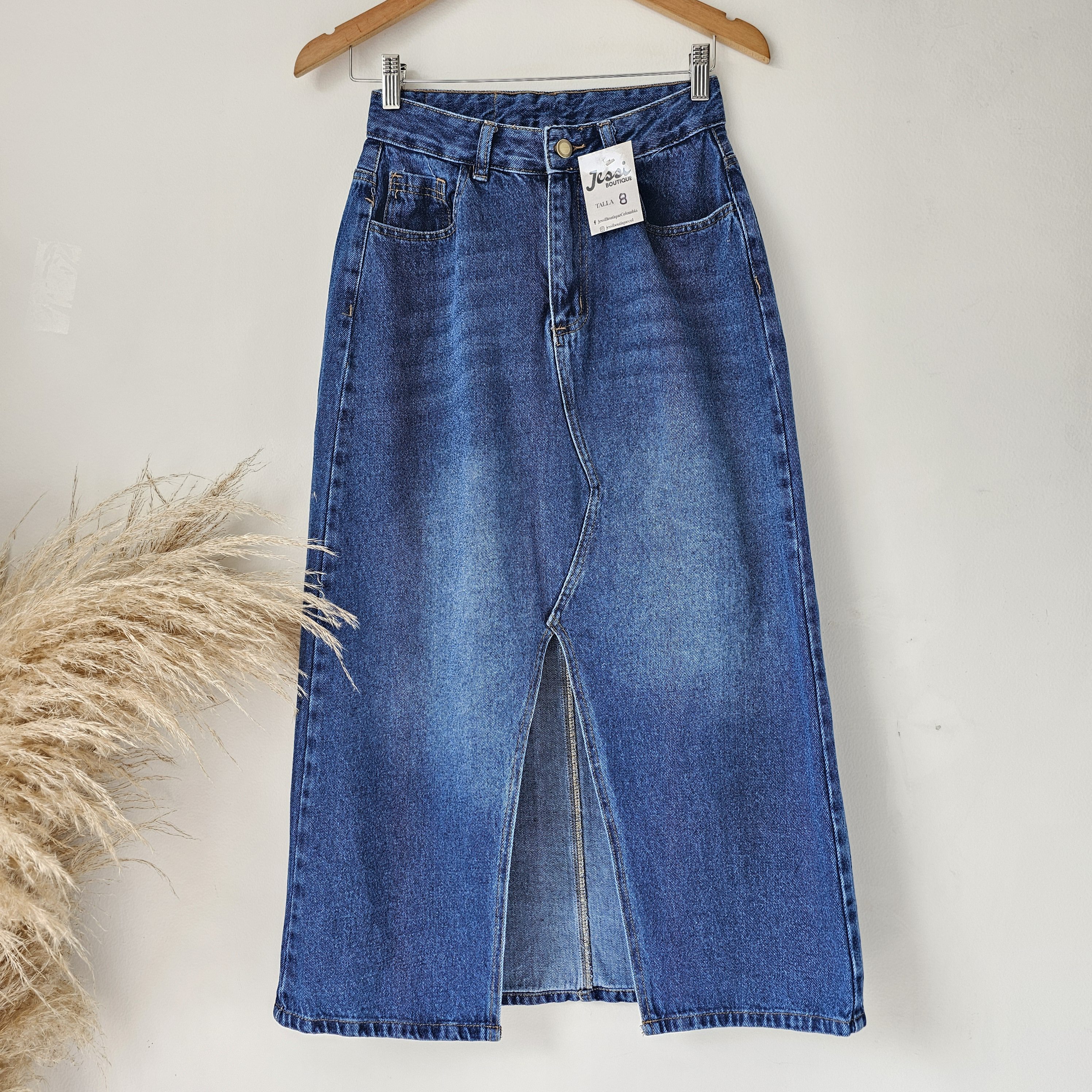Falda larga de mezclilla para mujer con abertura frontal y bolsillos. Falda denim midi en tono azul oscuro prelavado. Jean rígido de tiro alto. Moda femenina Jessi Boutique.