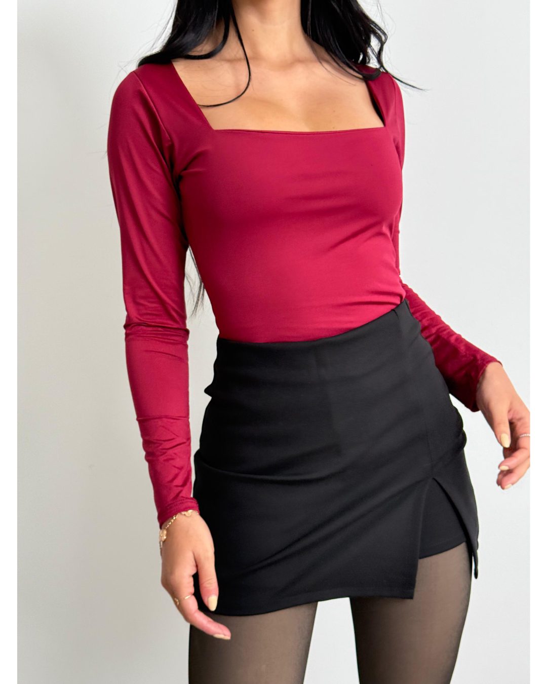 Falda short negra para mujer en tejido punto roma elástico. Mini falda con short debajo y pequeña abertura lateral. Falda de silueta ajustada disponible en talla única (6-8-10). Moda casual femenina Jessi Boutique.