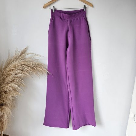 Pantalón sastre para mujer color magenta en oferta. Pantalón de tiro alto con bolsillos laterales y bota ancha. Prenda de liquidación por defectos de fábrica en el tejido. Moda mujer Jessi Boutique.