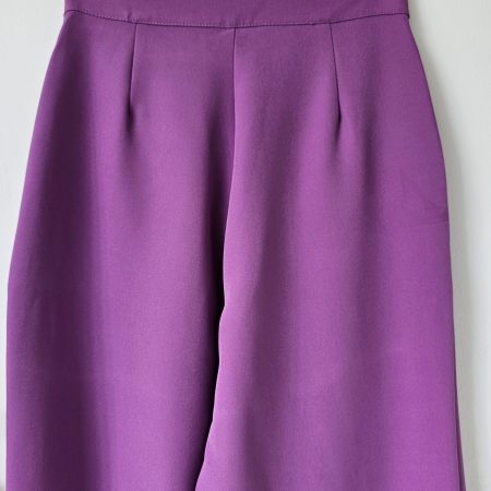 Pantalón sastre para mujer color magenta en oferta. Pantalón de tiro alto con bolsillos laterales y bota ancha. Prenda de liquidación por defectos de fábrica en el tejido. Moda mujer Jessi Boutique.