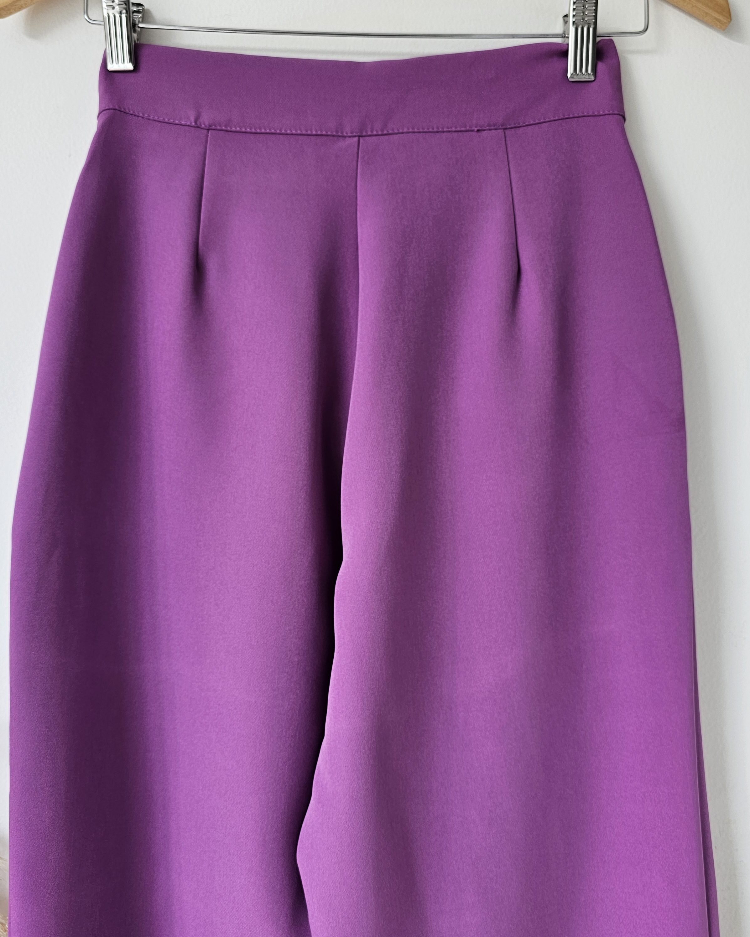 Pantalón sastre para mujer color magenta en oferta. Pantalón de tiro alto con bolsillos laterales y bota ancha. Prenda de liquidación por defectos de fábrica en el tejido. Moda mujer Jessi Boutique.