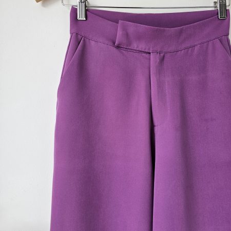 Pantalón sastre para mujer color magenta en oferta. Pantalón de tiro alto con bolsillos laterales y bota ancha. Prenda de liquidación por defectos de fábrica en el tejido. Moda mujer Jessi Boutique.