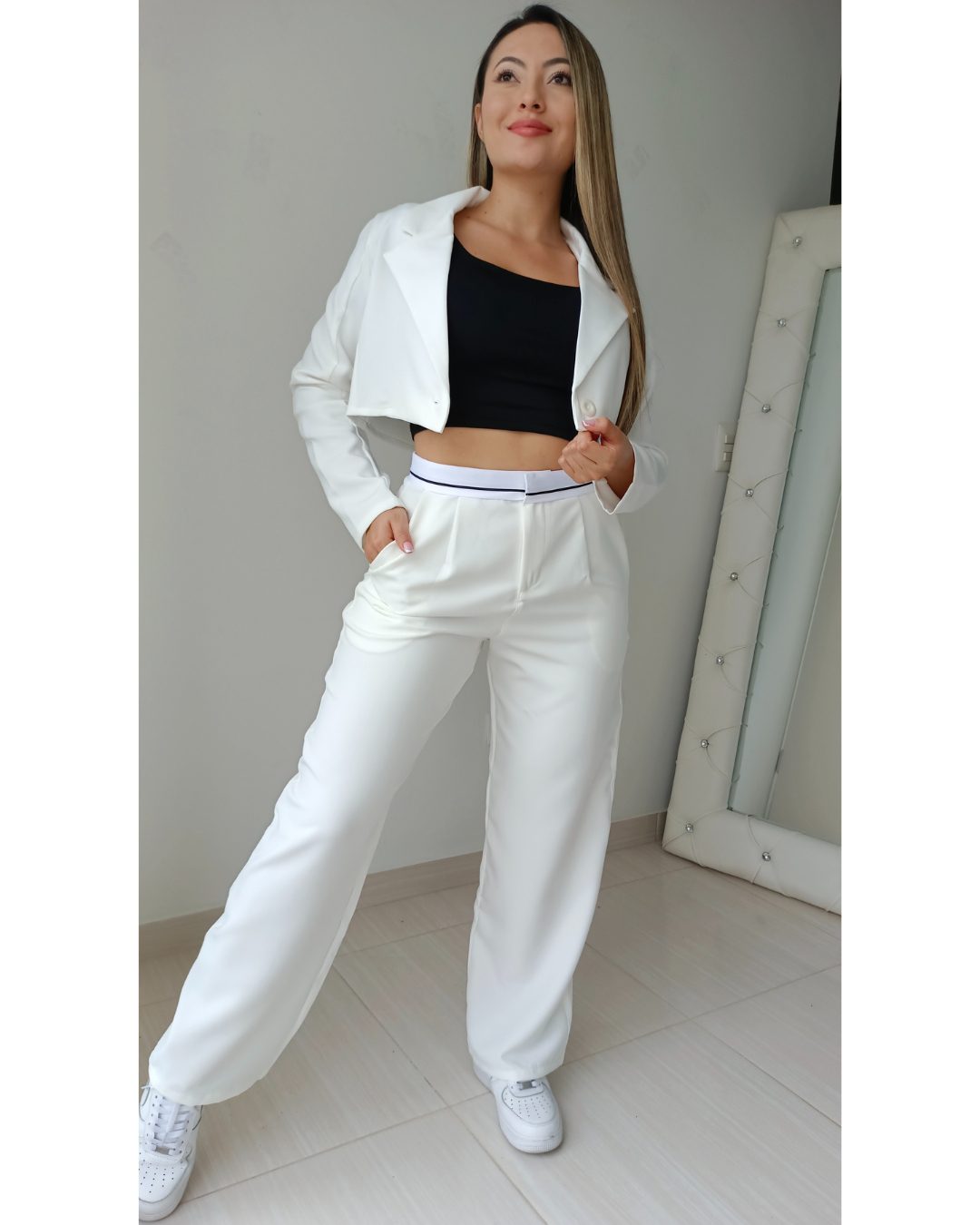 Pantalón sastre para mujer de bota ancha en lino noche de viena. Pantalón de tiro alto con pretina blanca decorativa disponible en color beige, camel y blanco. Moda femenina elegante Jessi Boutique