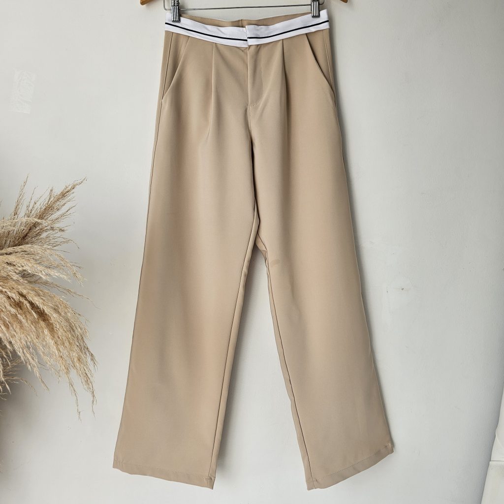 Pantalón sastre para mujer de bota ancha en lino noche de viena. Pantalón de tiro alto con pretina blanca decorativa disponible en color beige, camel y blanco. Moda femenina elegante Jessi Boutique