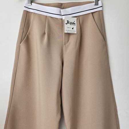 Pantalón sastre para mujer de bota ancha en lino noche de viena. Pantalón de tiro alto con pretina blanca decorativa disponible en color beige, camel y blanco. Moda femenina elegante Jessi Boutique