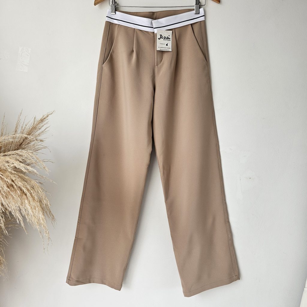 Pantalón sastre para mujer de bota ancha en lino noche de viena. Pantalón de tiro alto con pretina blanca decorativa disponible en color beige, camel y blanco. Moda femenina elegante Jessi Boutique