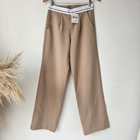 Pantalón sastre para mujer de bota ancha en lino noche de viena. Pantalón de tiro alto con pretina blanca decorativa disponible en color beige, camel y blanco. Moda femenina elegante Jessi Boutique