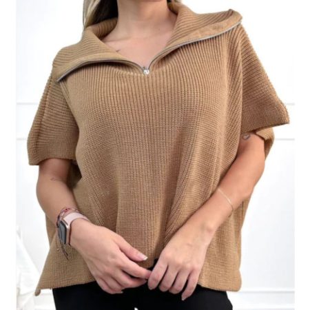 Ruana o poncho tejido para mujer en color camel con cremallera plateada en el cuello. Capa de silueta amplia y mangas cortas caídas. Prenda de hilo estilo casual y moderno. Talla Única. Jessi Boutique.