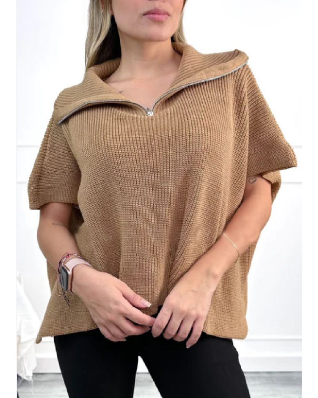 Ruana o poncho tejido para mujer en color camel con cremallera plateada en el cuello. Capa de silueta amplia y mangas cortas caídas. Prenda de hilo estilo casual y moderno. Talla Única. Jessi Boutique.