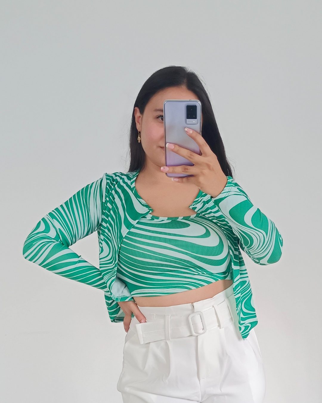 Set de dos piezas para mujer color beige arena. Incluye top de tiras cortas y blusa manga larga de cuello redondo. Conjunto casual en tela elástica. Ropa femenina versátil Jessi Boutique Ibagué.