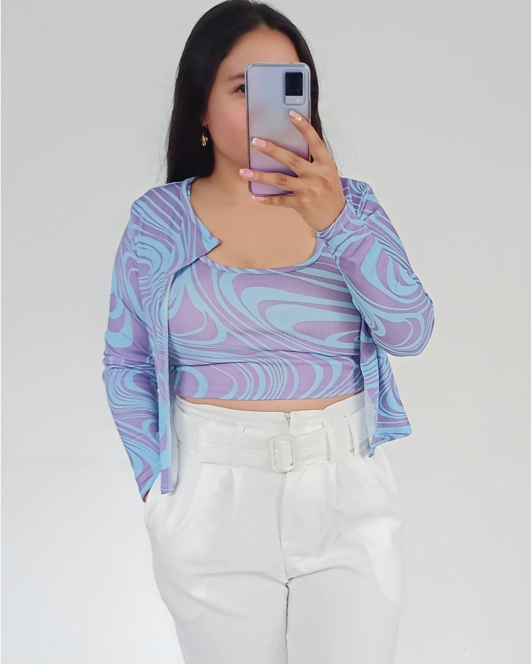 Set de dos piezas para mujer color beige arena. Incluye top de tiras cortas y blusa manga larga de cuello redondo. Conjunto casual en tela elástica. Ropa femenina versátil Jessi Boutique Ibagué.