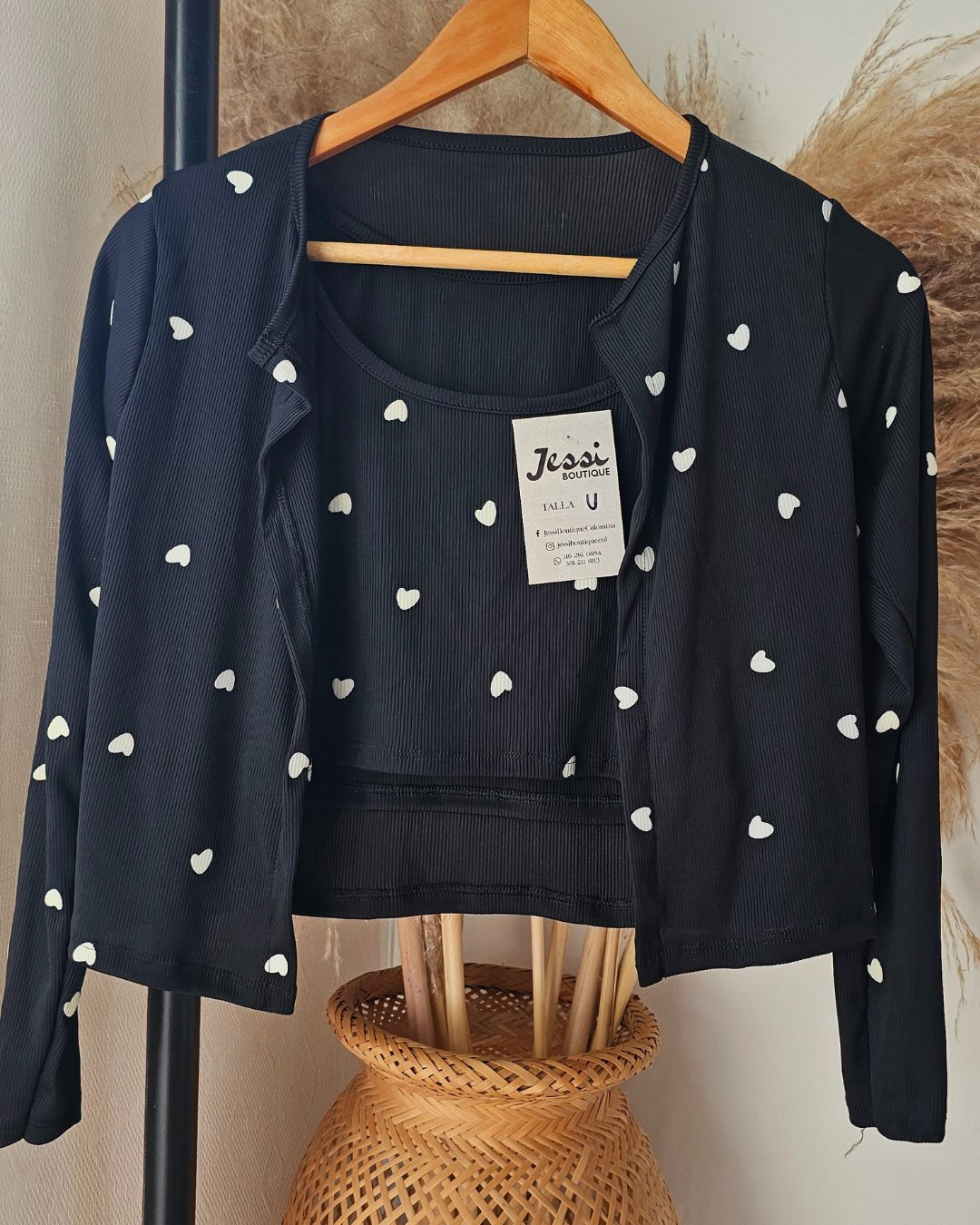 Set de dos piezas para mujer con estampado de corazones. Incluye top de tiras y chaqueta corta manga larga. Conjunto casual en tela rib acanalada disponible en blanco y negro. Moda femenina romántica Jessi Boutique