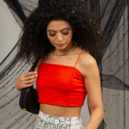 Top para mujer con cuello cuadrado en tejido punto roma. Top básico elegante disponible en colores blanco, negro y beige. Blusa corta sin mangas de silueta ajustada. Moda femenina Jessi Boutique