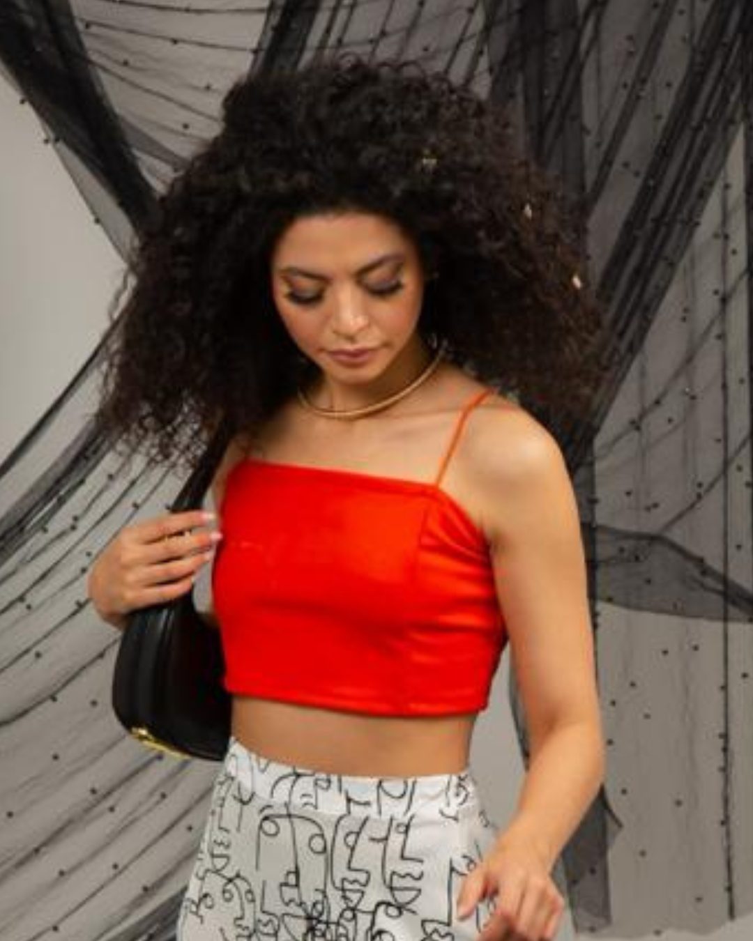 Top para mujer con cuello cuadrado en tejido punto roma. Top básico elegante disponible en colores blanco, negro y beige. Blusa corta sin mangas de silueta ajustada. Moda femenina Jessi Boutique